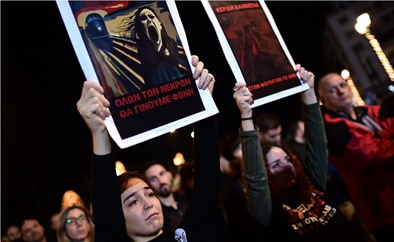 Φουσκώνει η οργή για το έγκλημα των Tεμπών, απειλεί το μπαζωμένο ρέμα ευθυνών, τα βάζουν τώρα με τις μάνες των νεκρών