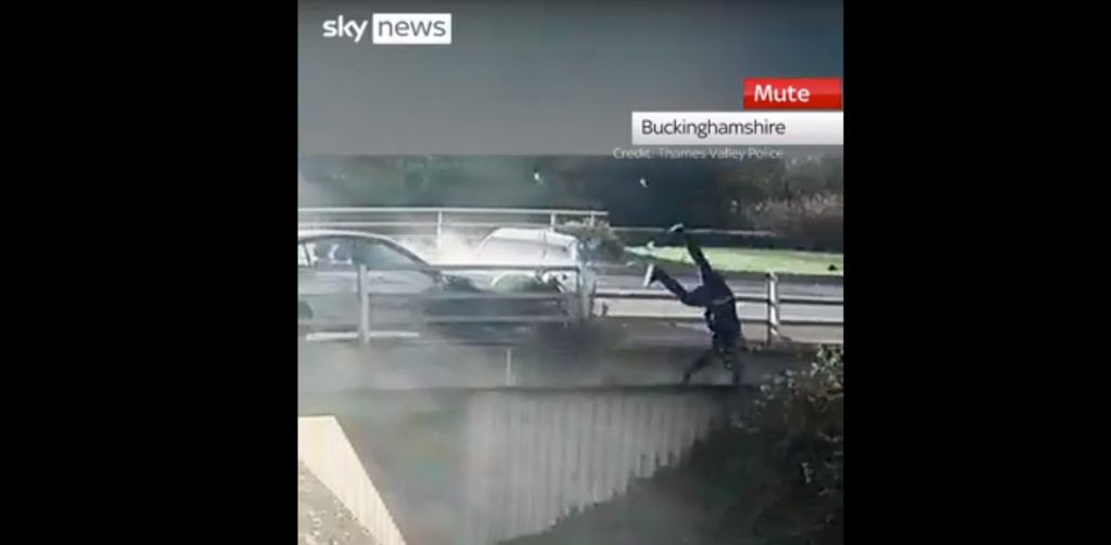 Σοκαριστικό – Οδηγός μηχανής πέφτει από γέφυρα μετά από σύγκρουση με αυτοκίνητο