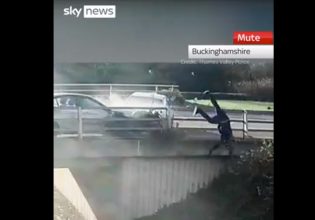 Σοκαριστικό – Οδηγός μηχανής πέφτει από γέφυρα μετά από σύγκρουση με αυτοκίνητο