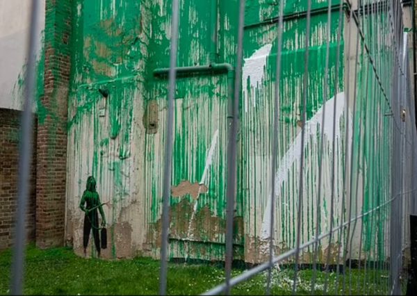 Banksy: Άγνωστοι βανδάλισαν το έργο του στο Λονδίνο