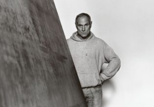 Ο Ρίτσαρντ Σέρα, ο ασυμβίβαστος Αμερικανός γλύπτης των τεράστιων όγκων, πέθανε σε ηλικία 85 ετών