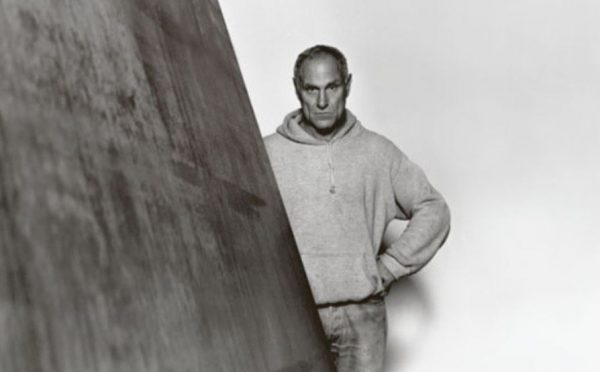 Ο Ρίτσαρντ Σέρα, ο ασυμβίβαστος Αμερικανός γλύπτης των τεράστιων όγκων, πέθανε σε ηλικία 85 ετών