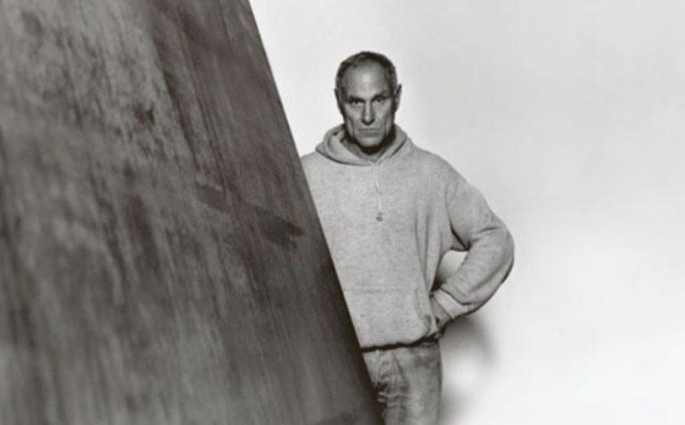 Ο Ρίτσαρντ Σέρα, ο ασυμβίβαστος Αμερικανός γλύπτης των τεράστιων όγκων, πέθανε σε ηλικία 85 ετών