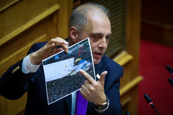 Βουλή: Οι αναφορές Βελόπουλου στα Τέμπη και στα έξι δοχεία διαλυτών καυσίμων