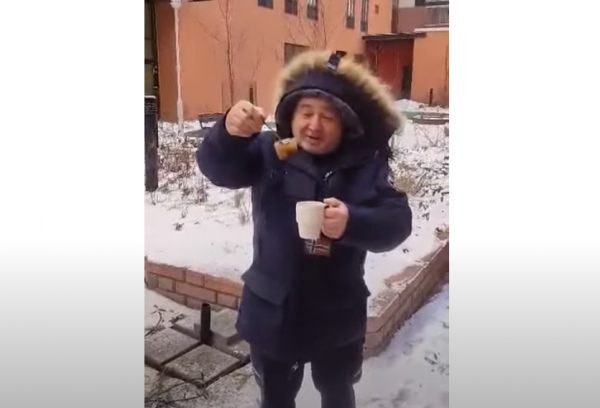 Viral: Έλληνας βγήκε με τον καφέ για τσιγάρο στους… -8 στο Ελσίνκι και έγινε viral