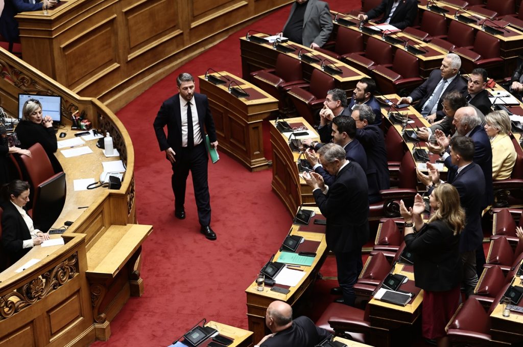 Το παρασκήνιο που έφερε τη συσπείρωση στα έδρανα της αντιπολίτευσης