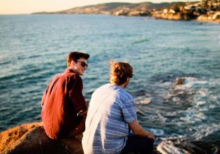 Έφηβος ανακάλυψε πως ο επί 10 χρόνια κολλητός του είναι… ηθοποιός που έχουν προσλάβει οι γονείς του