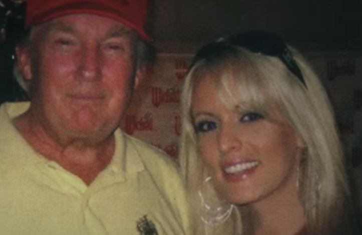 To «Stormy» αποκαλύπτει το μετα-φεμινιστικό είδωλο που πλανάται πάνω από τη δίκη του Τραμπ