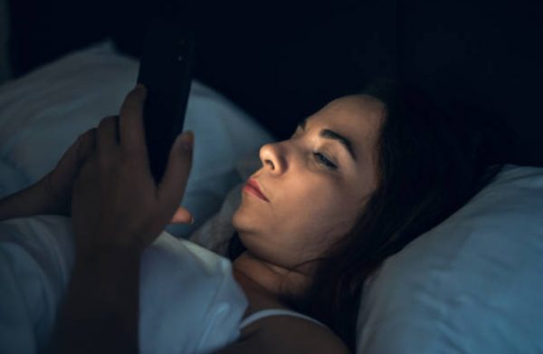 Ξαγρυπνάτε πάνω από το κινητό; Τρία έξυπνα tips για να πείτε «όχι» στο βραδινό σκρολάρισμα