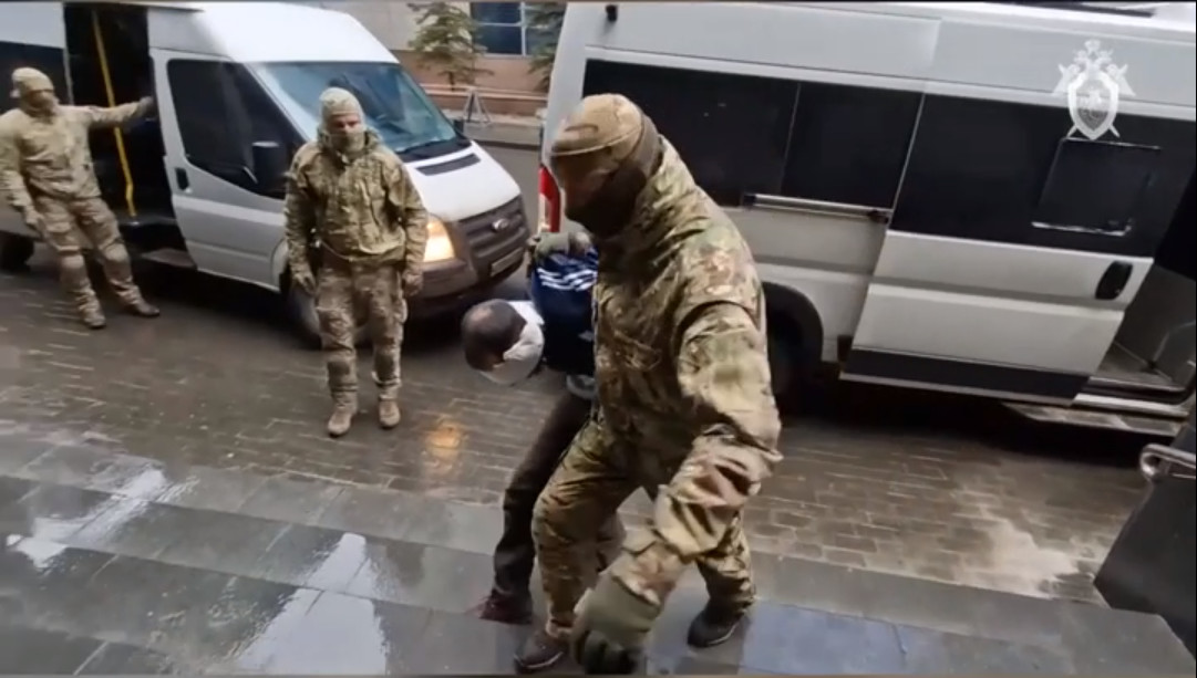 Τρομοκρατική επίθεση στη Μόσχα: Νέο βίντεο των ρωσικών αρχών με τους υπόπτους να οδηγούνται σε ανάκριση