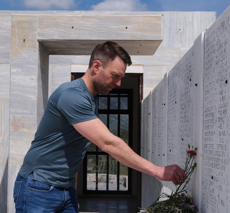 Έξοδος στον τόπο μνήμης του Διστόμου για τον Κασσελάκη: Κάθε μέρα επιλέγουμε τι Έλληνες θέλουμε να είμαστε