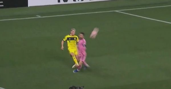 Εγκληματικό τάκλιν στο Μέσι – Παραλίγο… τραγωδία για τον Αργεντίνο