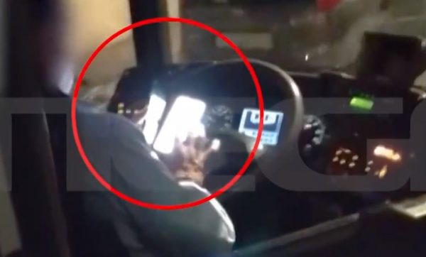 Οδηγός λεωφορείου έκανε δρομολόγιο με το κινητό στο τιμόνι – Οδηγούσε με… αγκώνες
