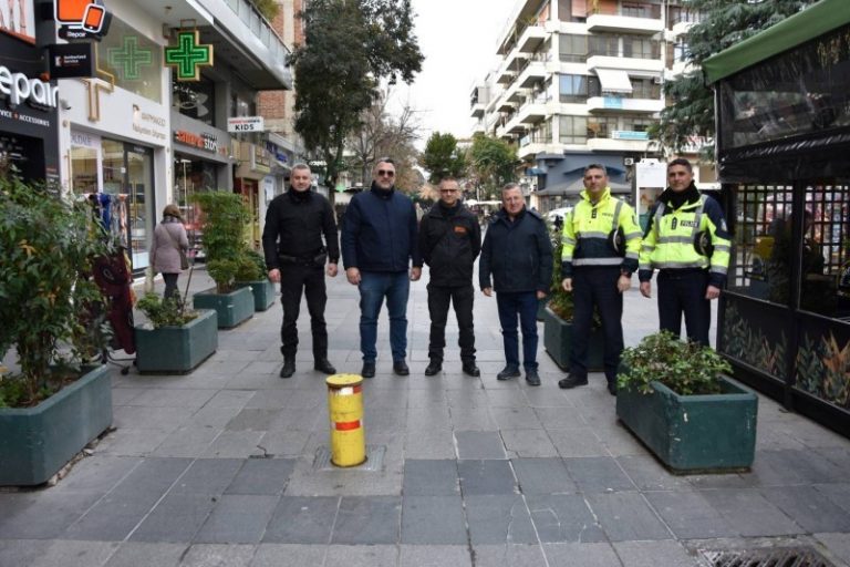 Ο Δήμος Κατερίνης έβαλε μπάρες για να προστατεύσει τον κεντρικό πεζόδρομο