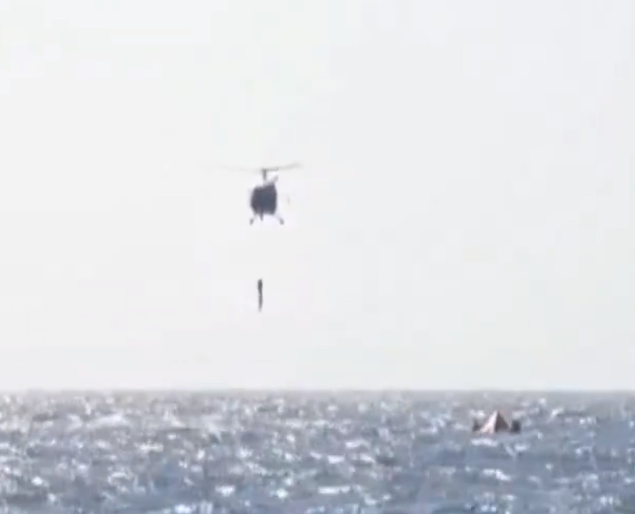 Ερυθρά Θάλασσα: Με ελικόπτερο απομάκρυναν το πλήρωμα του πλοίου που χτύπησαν οι Χούθι - Βίντεο