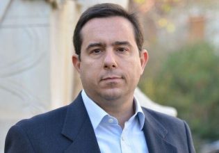 Την προστασία από φόνο με την κατάχρηση βίας από την αστυνομία «μπερδεύει» ο Μηταράκης – Παραίτηση ζητά η Νέα Αριστερά