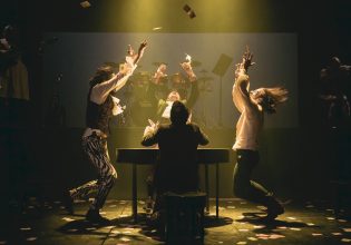 Μετά από ένα χρόνο απουσίας οι «Παίxτες» επιστρέφουν για λίγες καλοκαιρινές παραστάσεις