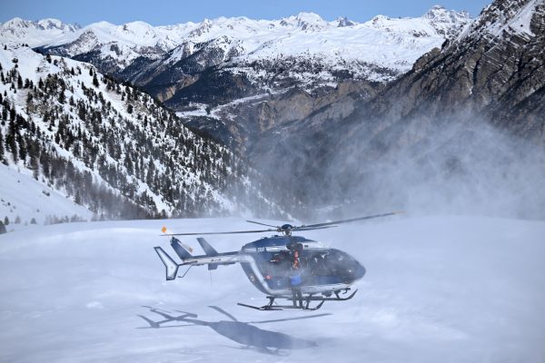 Ελβετία: Χιονοστιβάδα παρέσυρε αρκετούς σκιέρ – Σε εξέλιξη οι έρευνες για τον εντοπισμό τους