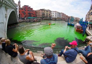 Ιταλία: Ακτιβιστές έκαναν πρασινοκόκκινο το Μεγάλο Κανάλι της Βενετίας