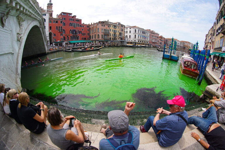 Ιταλία: Ακτιβιστές έκαναν πρασινοκόκκινο το Μεγάλο Κανάλι της Βενετίας