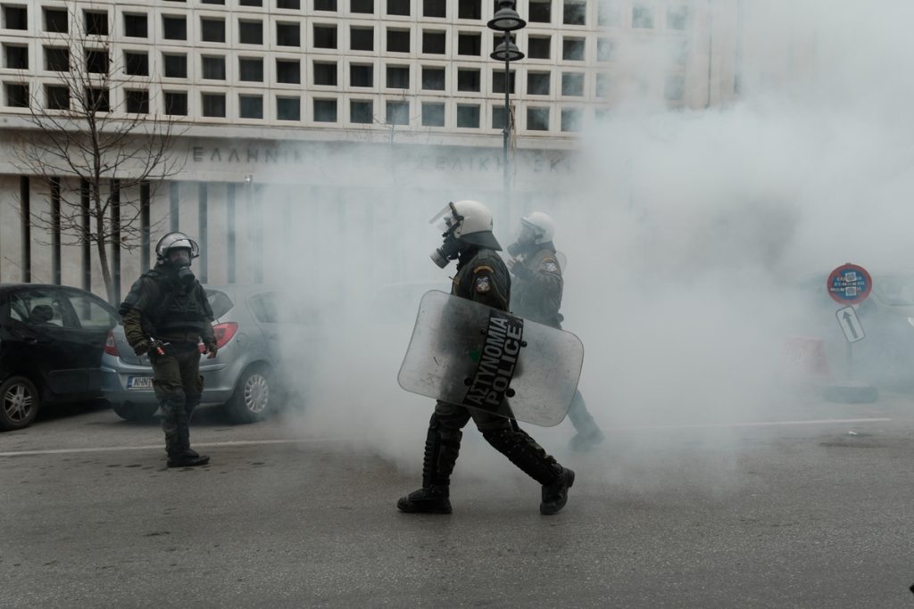 Υποκλοπές, αστυνομική βία, ρατσισμός και pushbacks – Έκθεση «κόλαφος» της Διεθνούς Αμνηστίας για την Ελλάδα