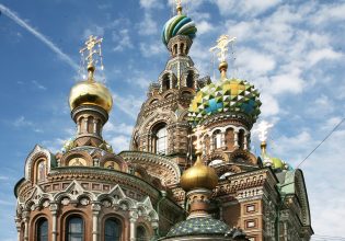Τι συμβολίζουν οι βολβοειδείς τρούλοι των ρωσικών εκκλησιών;