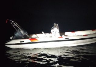 Χίος: Εντοπίστηκαν 20 μετανάστες μετά από καταδίωξη ταχύπλοου – Συνελήφθησαν οι τρεις διακινητές