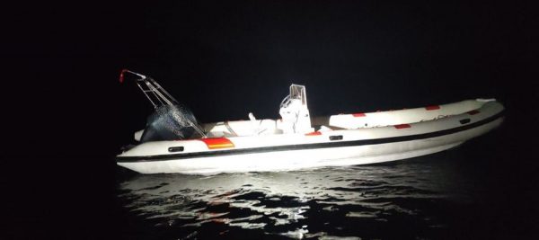 Χίος: Εντοπίστηκαν 20 μετανάστες μετά από καταδίωξη ταχύπλοου – Συνελήφθησαν οι τρεις διακινητές