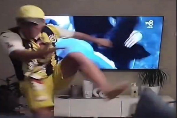 Απίστευτο: Οπαδός της Φενέρ «γκρέμισε» το μισό σαλόνι στην τελευταία απόκρουση του Τζολάκη (vid)