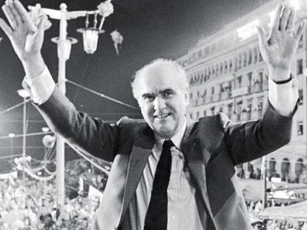 Το «Τσοβόλα δώστα όλα» του Ανδρέα έγινε 35 χρονών – Πώς γεννήθηκε το αξέχαστο σλόγκαν;