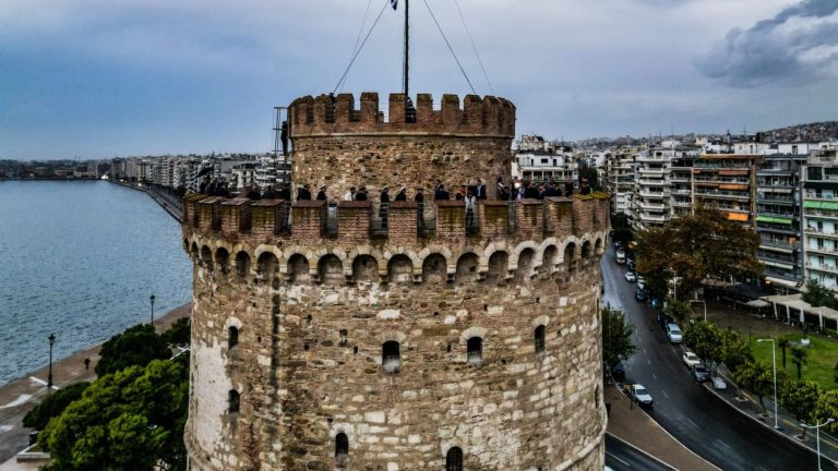 Θεσσαλονίκη: Ταυτοποιήθηκε το άτομο που έπεσε στο κενό από τον Λευκό Πύργο