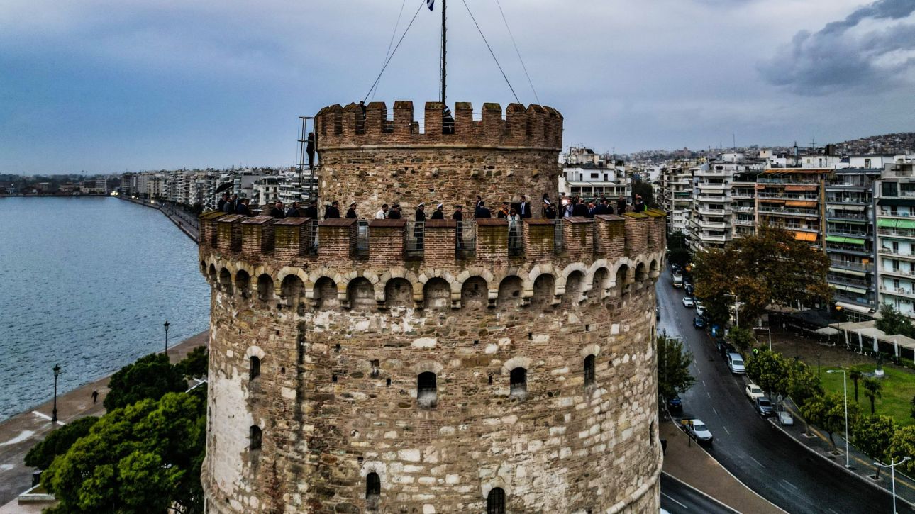 Θεσσαλονίκη: Ταυτοποιήθηκε το άτομο που έπεσε στο κενό από τον Λευκό Πύργο