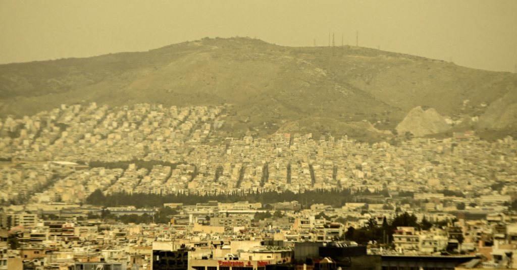 Αφρικανική σκόνη: Αποπνικτική ατμόσφαιρα στην Αθήνα – «Καμπανάκι» από τους πνευμολογόγους