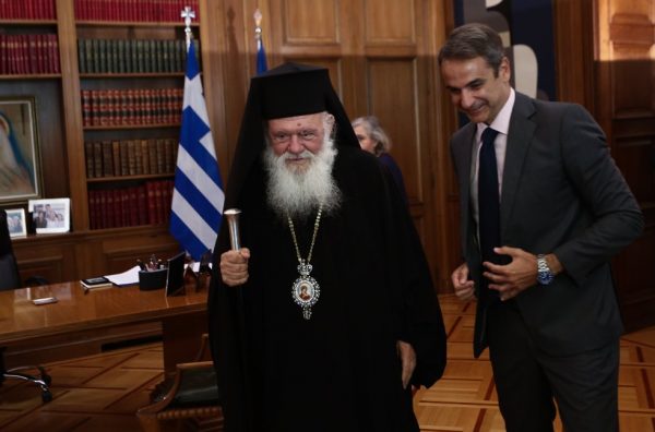 Η πατριωτική δεξιά… λοξοκοιτάζει, ο Μητσοτάκης «σημαδεύει» Βελόπουλο και Νατσιό – Τετ α τετ με Ιερώνυμο