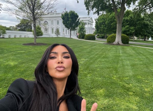 Κιμ Καρντάσιαν: Για ποιο λόγο συναντήθηκε με την Καμάλα Χάρις στον Λευκό Οίκο;