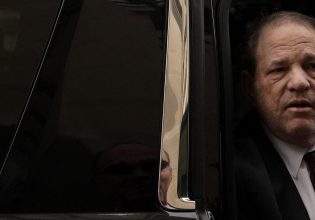 Χάρβεϊ Γουαϊνστάιν: Οργή και απογοήτευση μετά την ανατροπή της καταδίκης του – «Προς όλα τα θύματα… λυπάμαι πολύ»