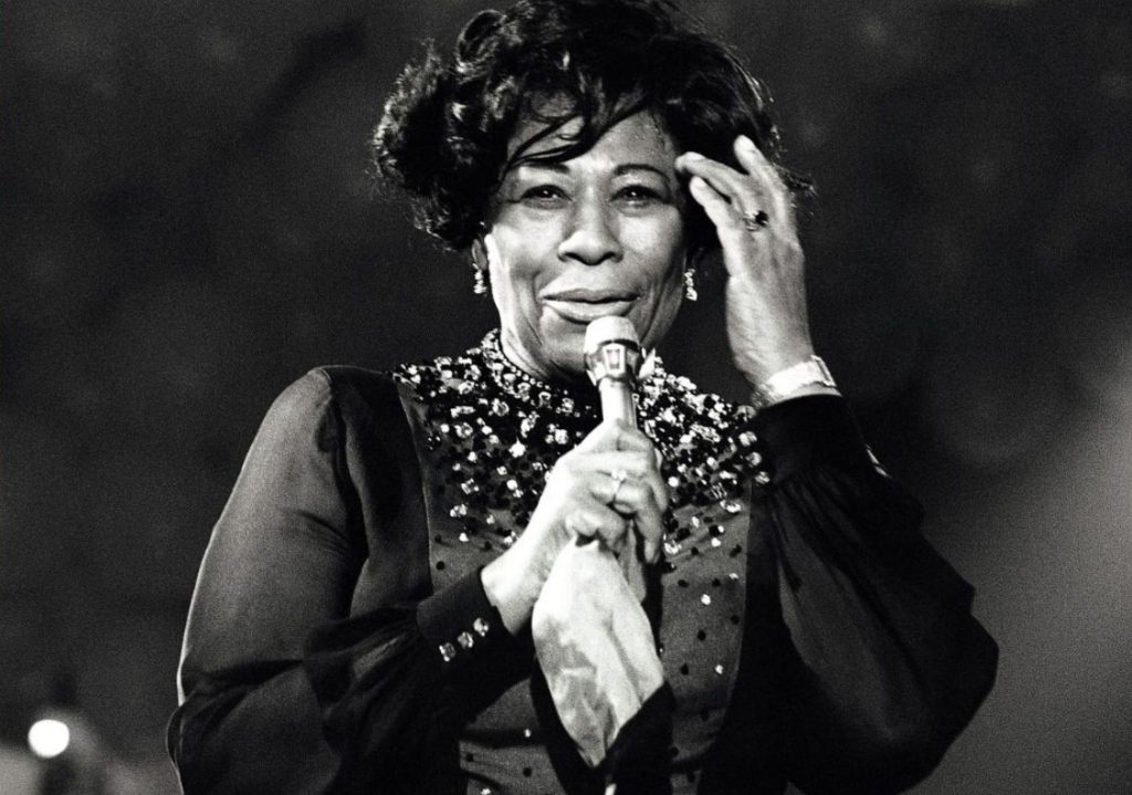 Ella Fitzgerald: Η γλυκόπικρη ιστορία της αξεπέραστης «Βασίλισσας της Jazz»