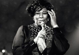 Ella Fitzgerald: Η γλυκόπικρη ιστορία της αξεπέραστης «Βασίλισσας της Jazz»