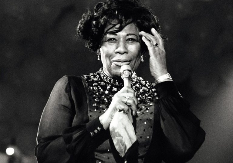 Ella Fitzgerald: Η γλυκόπικρη ιστορία της αξεπέραστης «Βασίλισσας της Jazz»