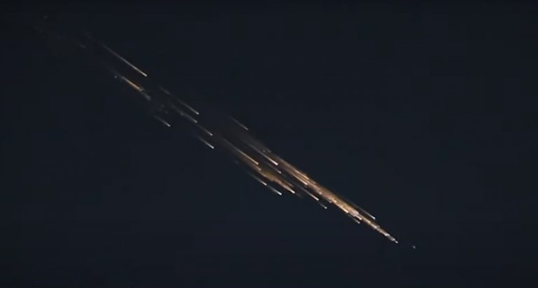 Καλιφόρνια: Μυστηριώδη φώτα εμφανίστηκαν στον νυχτερινό ουρανό – «Μου θύμισε εκτοξεύσεις πυραύλων»