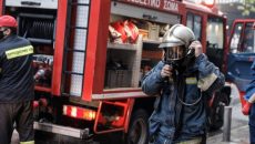 Θεσσαλονίκη: Με εγκαύματα ένας πυροσβέστης και μία γυναίκα μετά από φωτιά σε διαμέρισμα