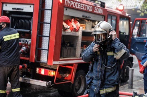 Θεσσαλονίκη: Με εγκαύματα ένας πυροσβέστης και μία γυναίκα μετά από φωτιά σε διαμέρισμα