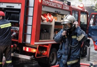 Φωτιά σε διαμέρισμα στην περιοχή της Ριζούπολης – Επιχειρούν 16 πυροσβέστες