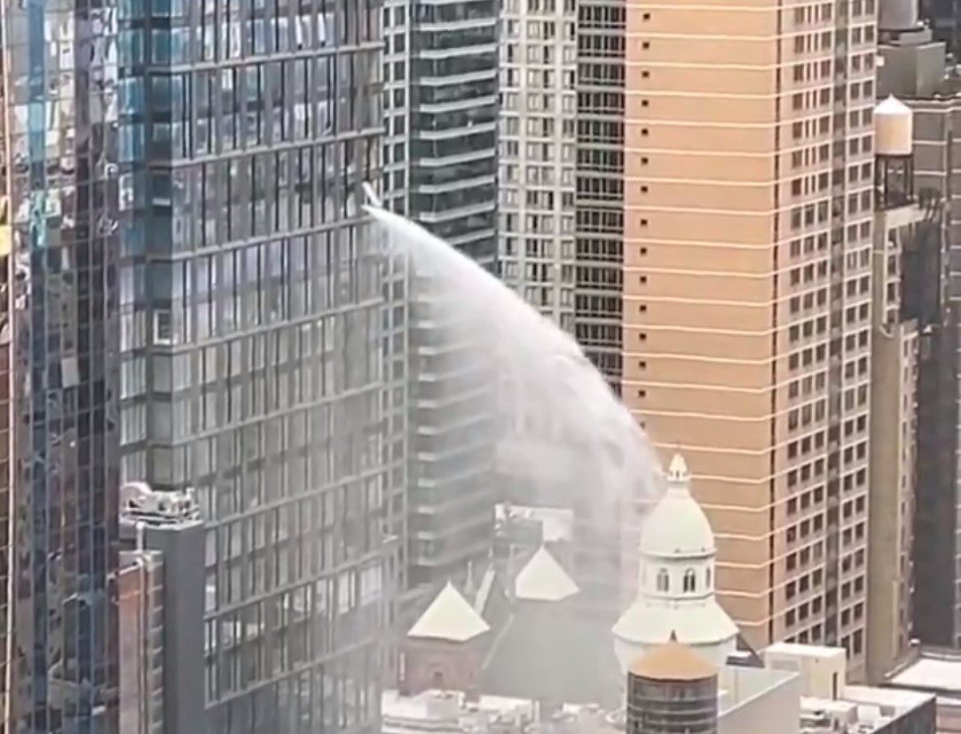 Νέα Υόρκη: Τεράστια διαρροή νερού από ουρανοξύστη