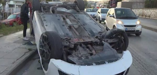 Θεσσαλονίκη: Τροχαίο με ανατροπή Ι.Χ – Προσπάθησε να αποφύγει φορτηγό που πέρασε με κόκκινο