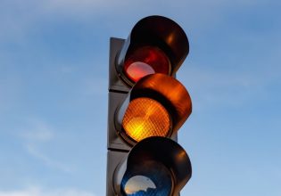 Τελικά σταματάμε στο πορτοκαλί φανάρι ή όχι; – Τι προβλέπει ο Κ.Ο.Κ