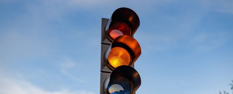 Τελικά σταματάμε στο πορτοκαλί φανάρι ή όχι; – Τι προβλέπει ο Κ.Ο.Κ