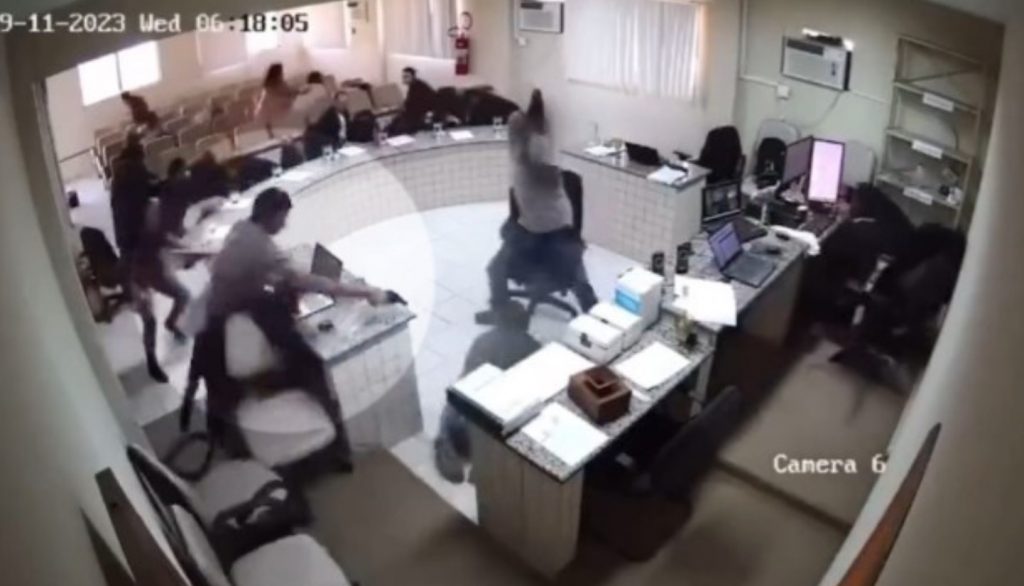 Βραζιλία: Πυροβόλησε έξι φορές τον δολοφόνο του πατέρα του εντός του δικαστηρίου