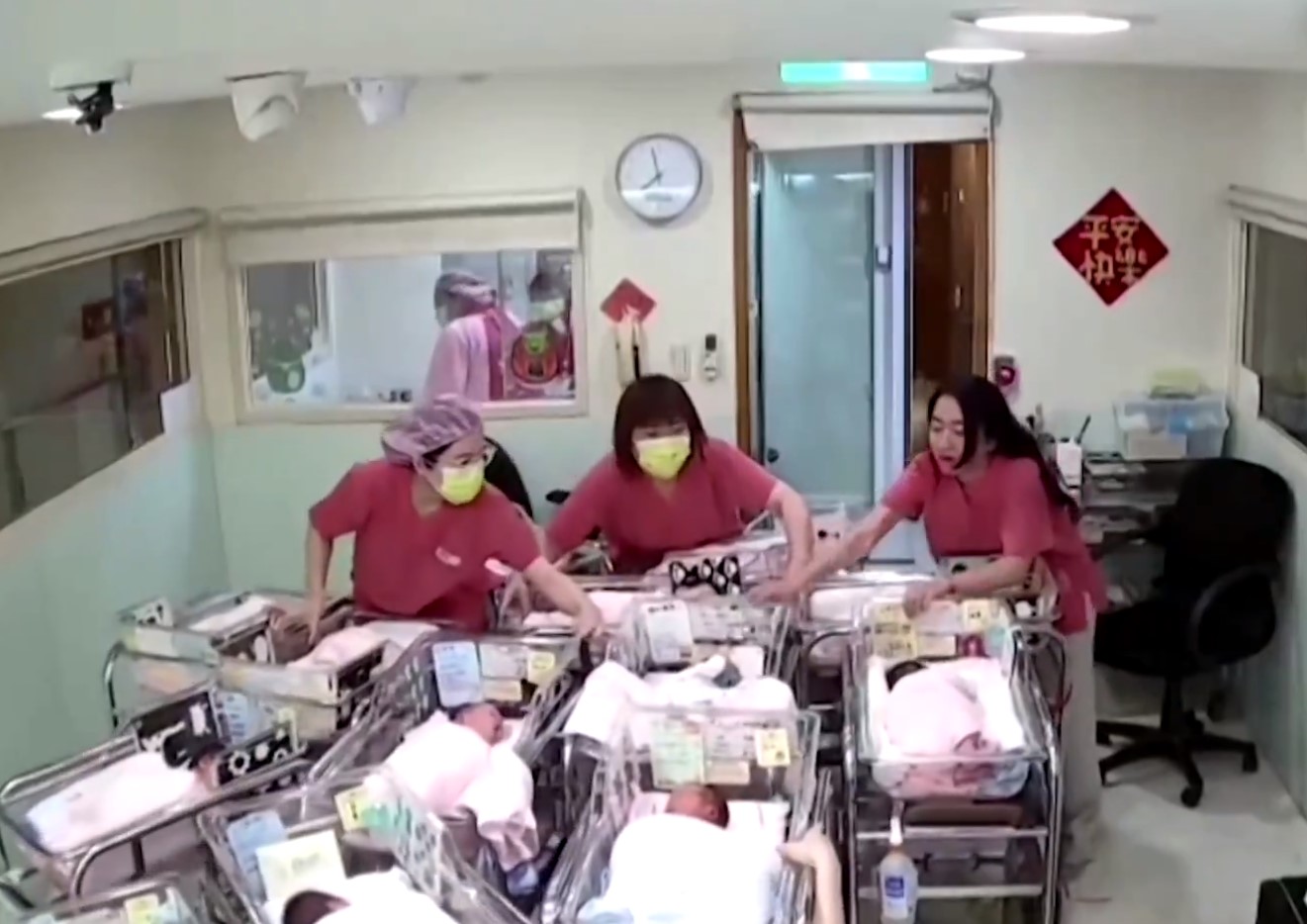 Ταϊβάν: Viral βίντεο με μαίες που τρέχουν να προστατεύσουν νεογέννητα κατά τη διάρκεια του σεισμού 7,5 Ρίχτερ