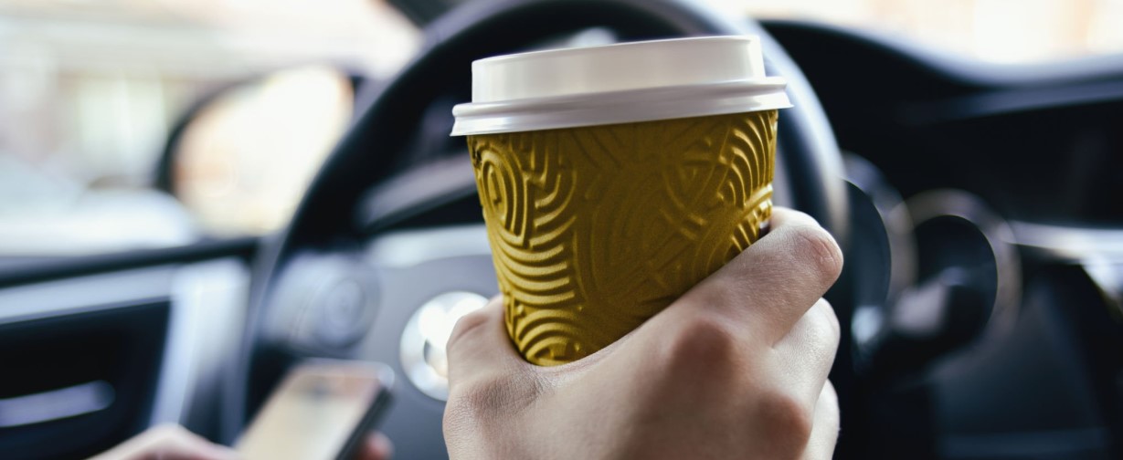 Ο καφές στο αυτοκίνητο μπορεί να σας βγει... ξινός - Το πρόστιμο που σας περιμένει εάν σας πιάσει η Τροχαία